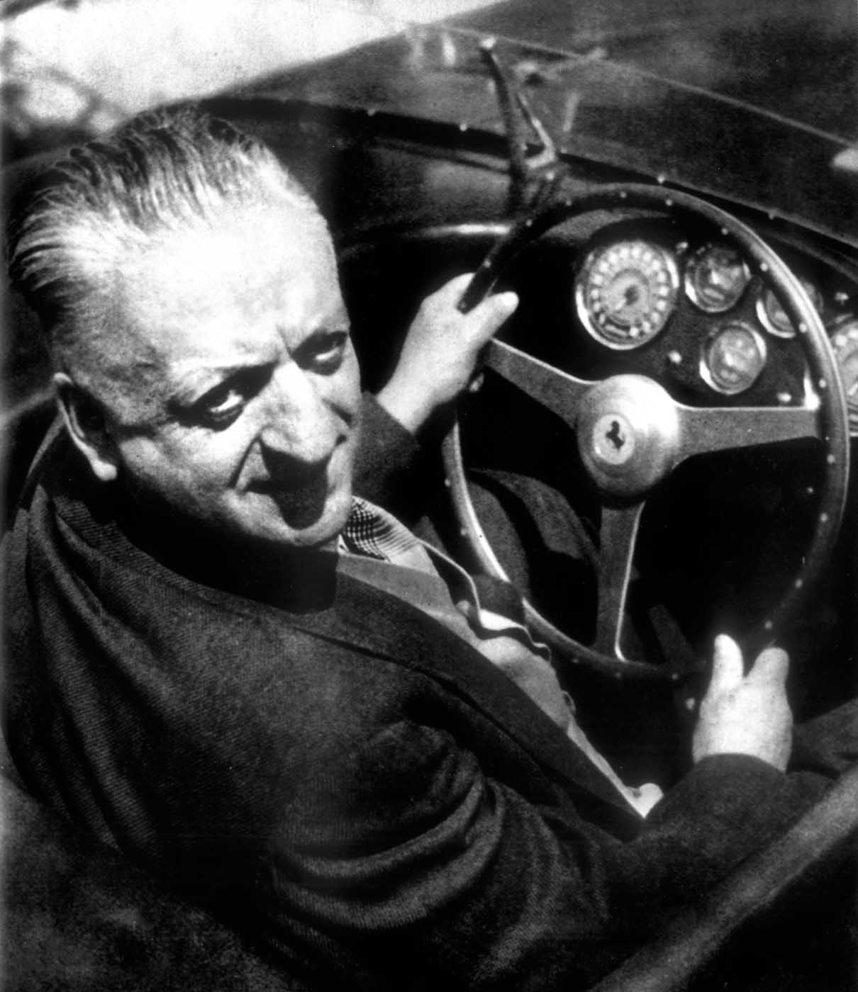 Enzo Ferrari en uno de sus Ferraris