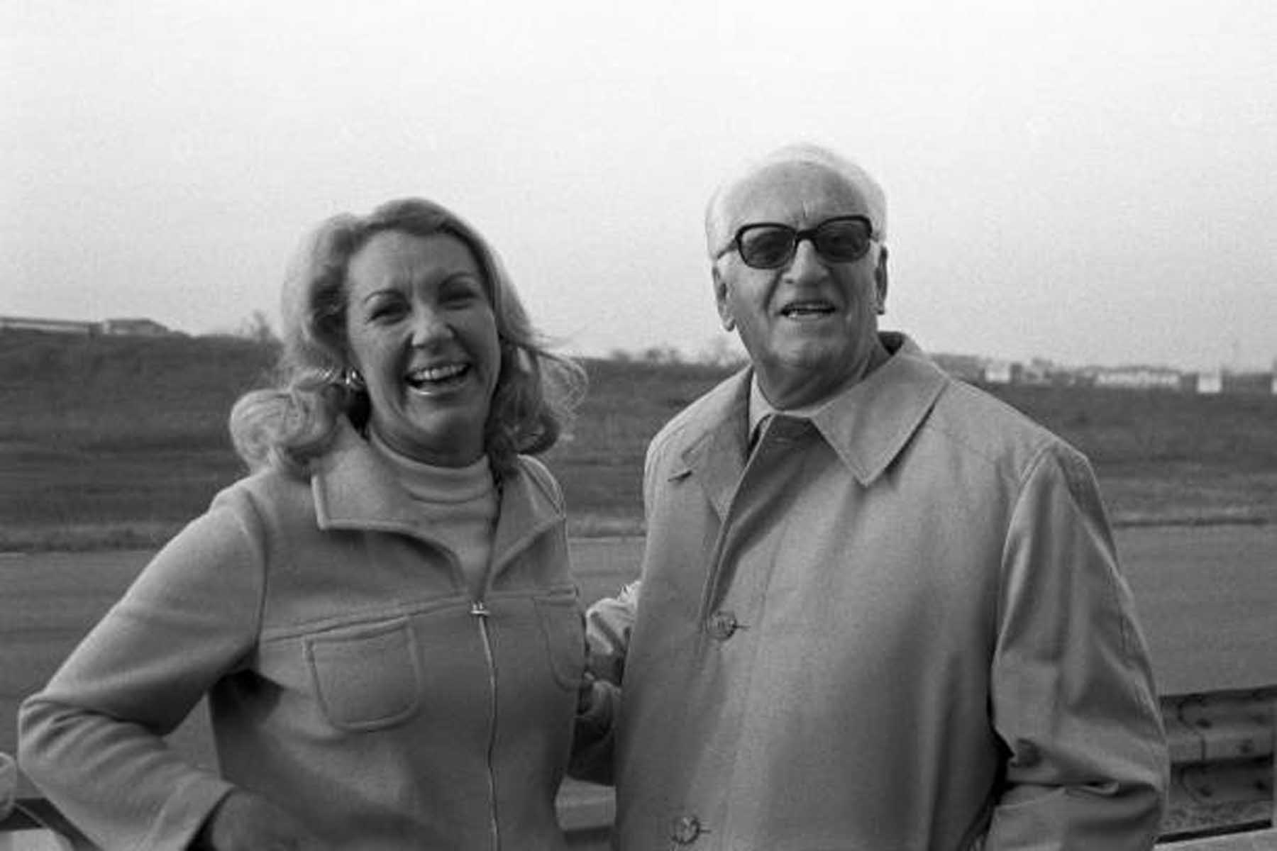 Enzo Ferrari posa junto a la esposa del fotógrafo francés Bernard Cahier