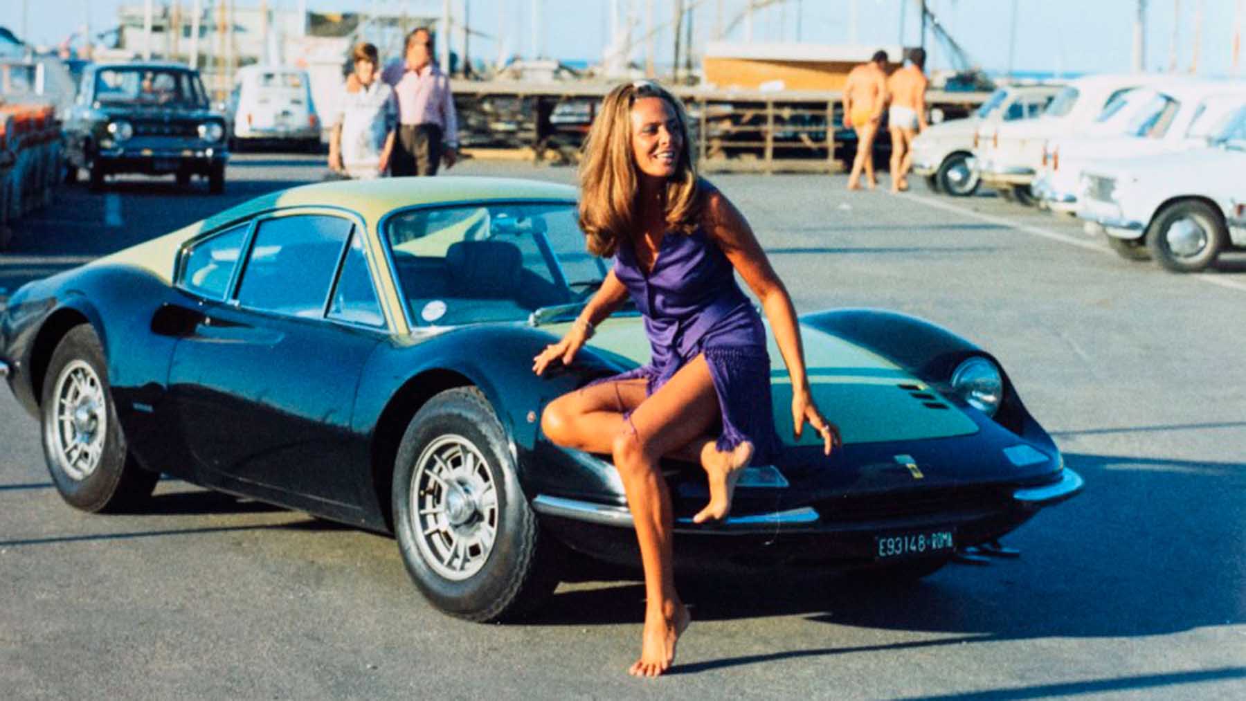 La bellísima aspirante a actriz Fiamma junto a un Ferrari Dino