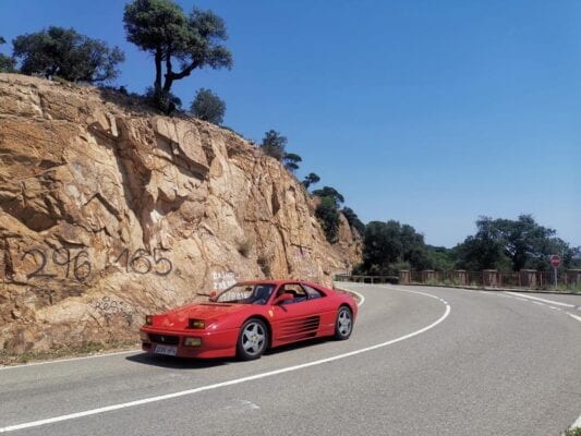 Ferrari 348 en carretera