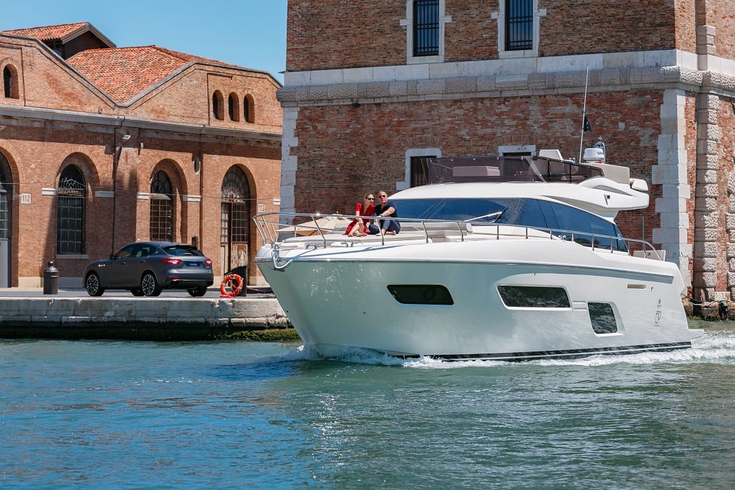 Ferretti 670: la firma celebra su 50º aniversario en Italia junto a Maserati