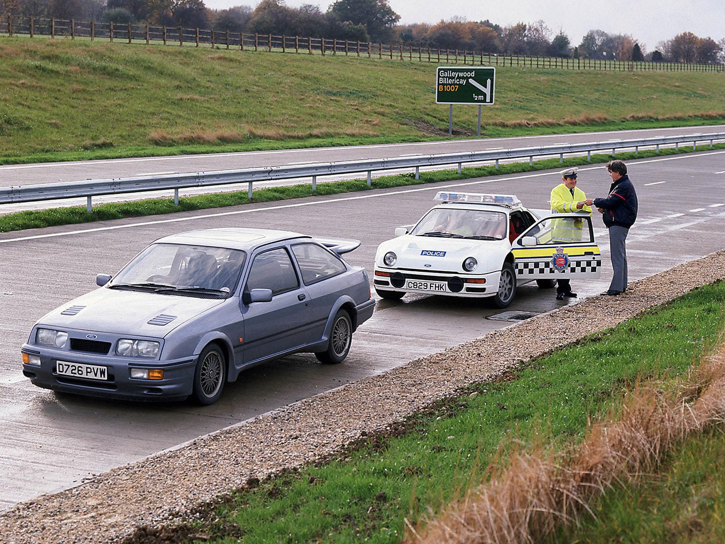 ¿Puede un Focus RS de la policía dar caza a un RS200?