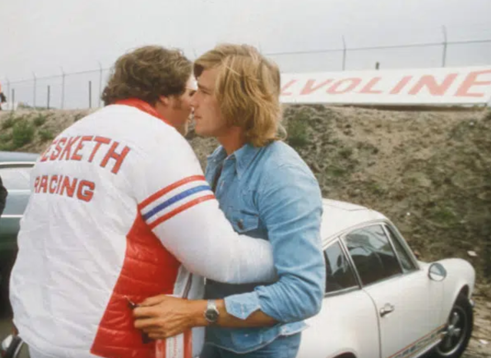 Hesketh abrazando a James Hunt