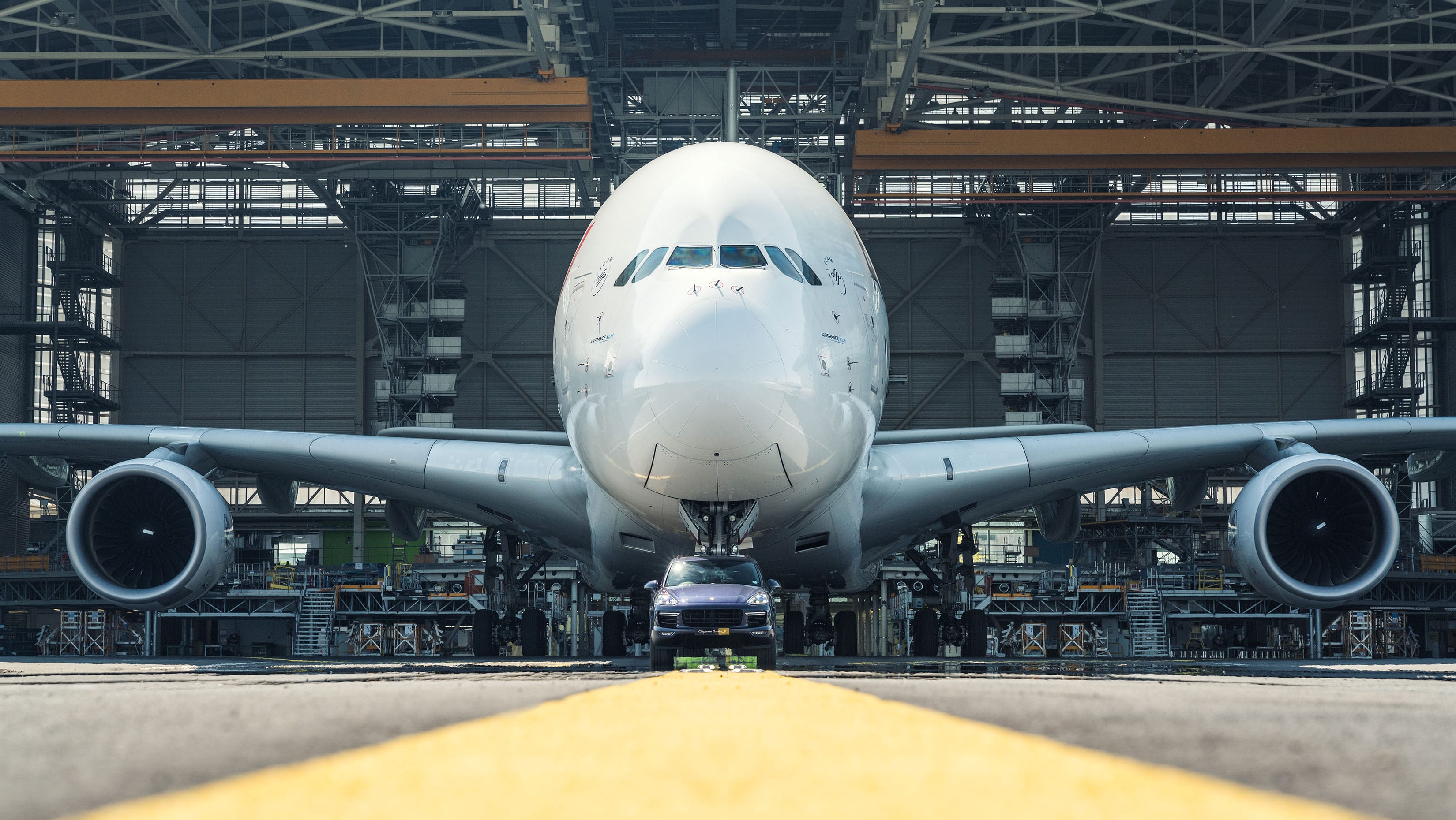 El Porsche Cayenne logra un Récord Guinness Mundial tras tirar de un Airbus A380 de 285 toneladas