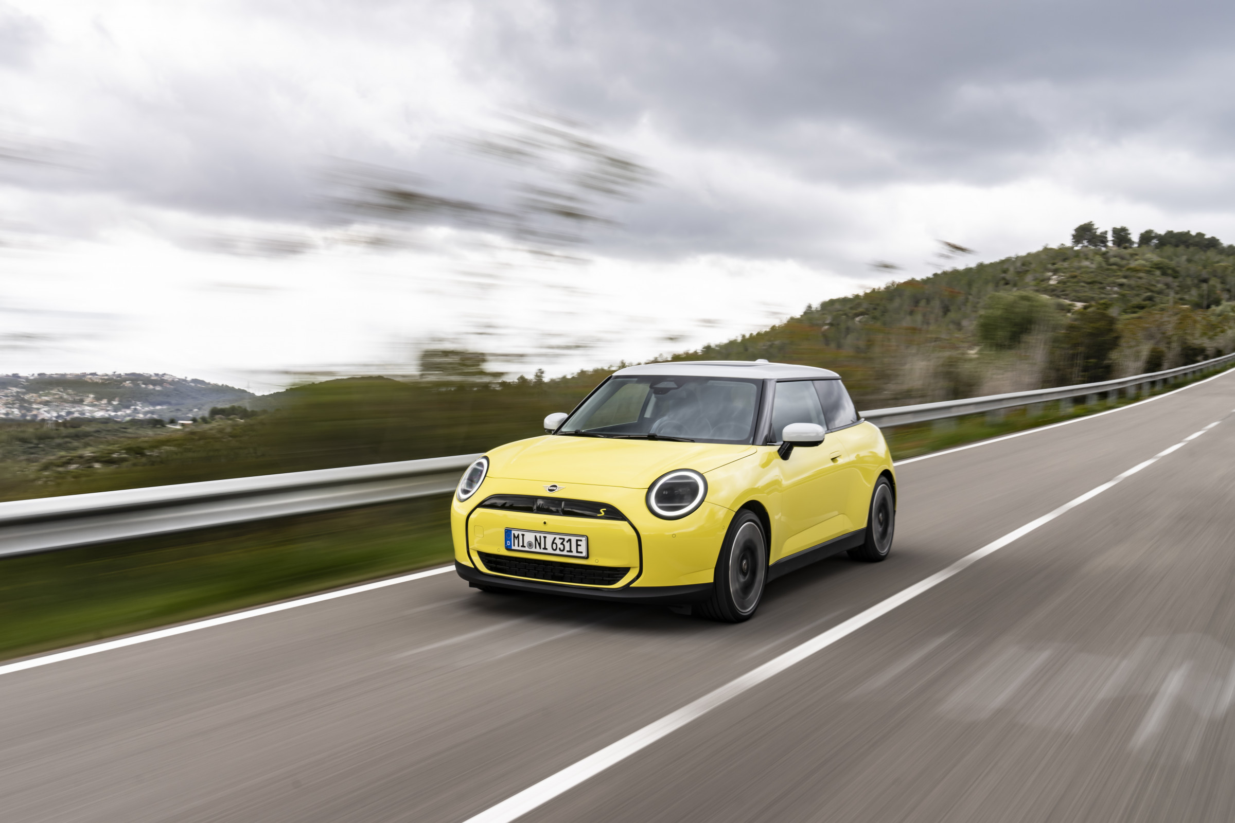 Los años siguen pasando pero el Mini Cooper SE no renuncia a su estética 'chic'