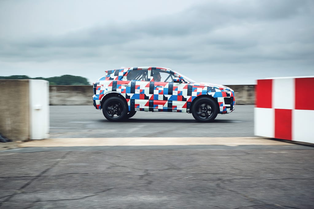 Así se hizo el «Barrel Roll» del Jaguar E-Pace durante la presentación internacional