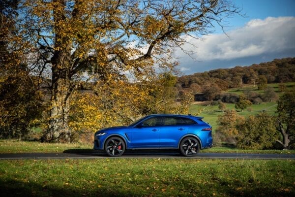 Jaguar F-Pace SVR 2021 perfil