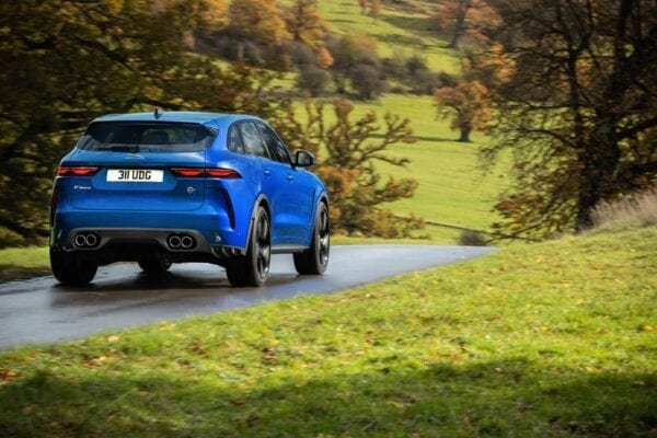 Jaguar F-Pace SVR 2021 trasera tres cuartos