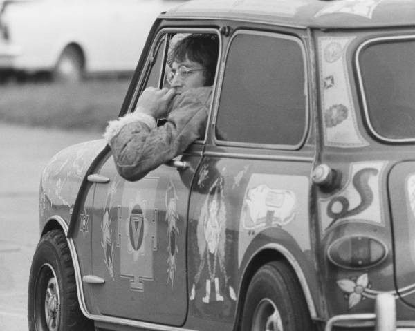 John Lennon en su Mini