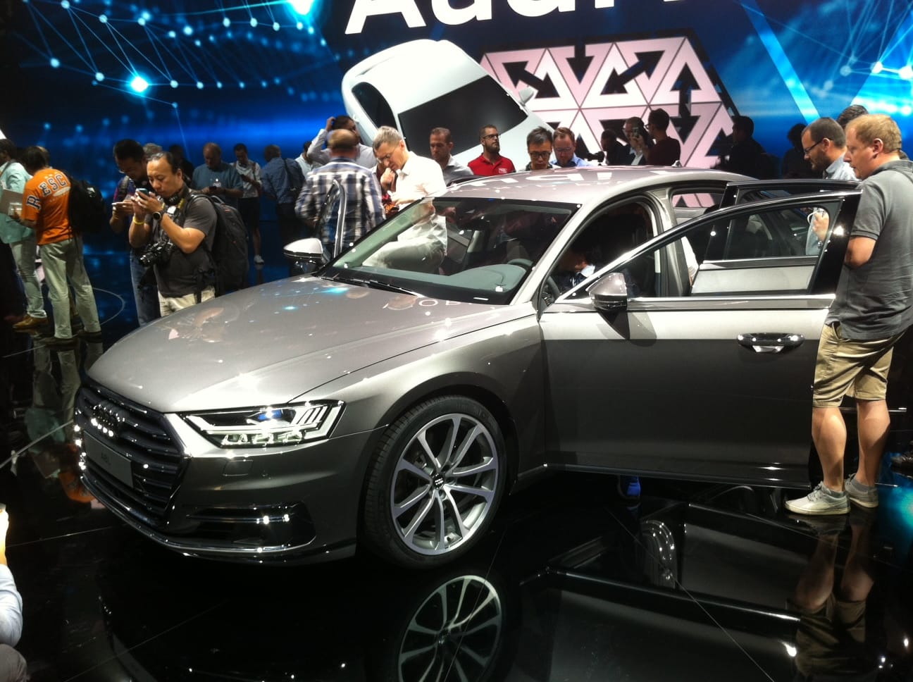 El nuevo Audi A8 no vuela, pero conduce solo en los atascos y da masajes en los pies