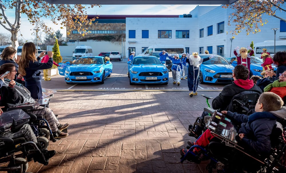 Los Reyes Magos reparten regalos a lomos de modelos Ford Performance