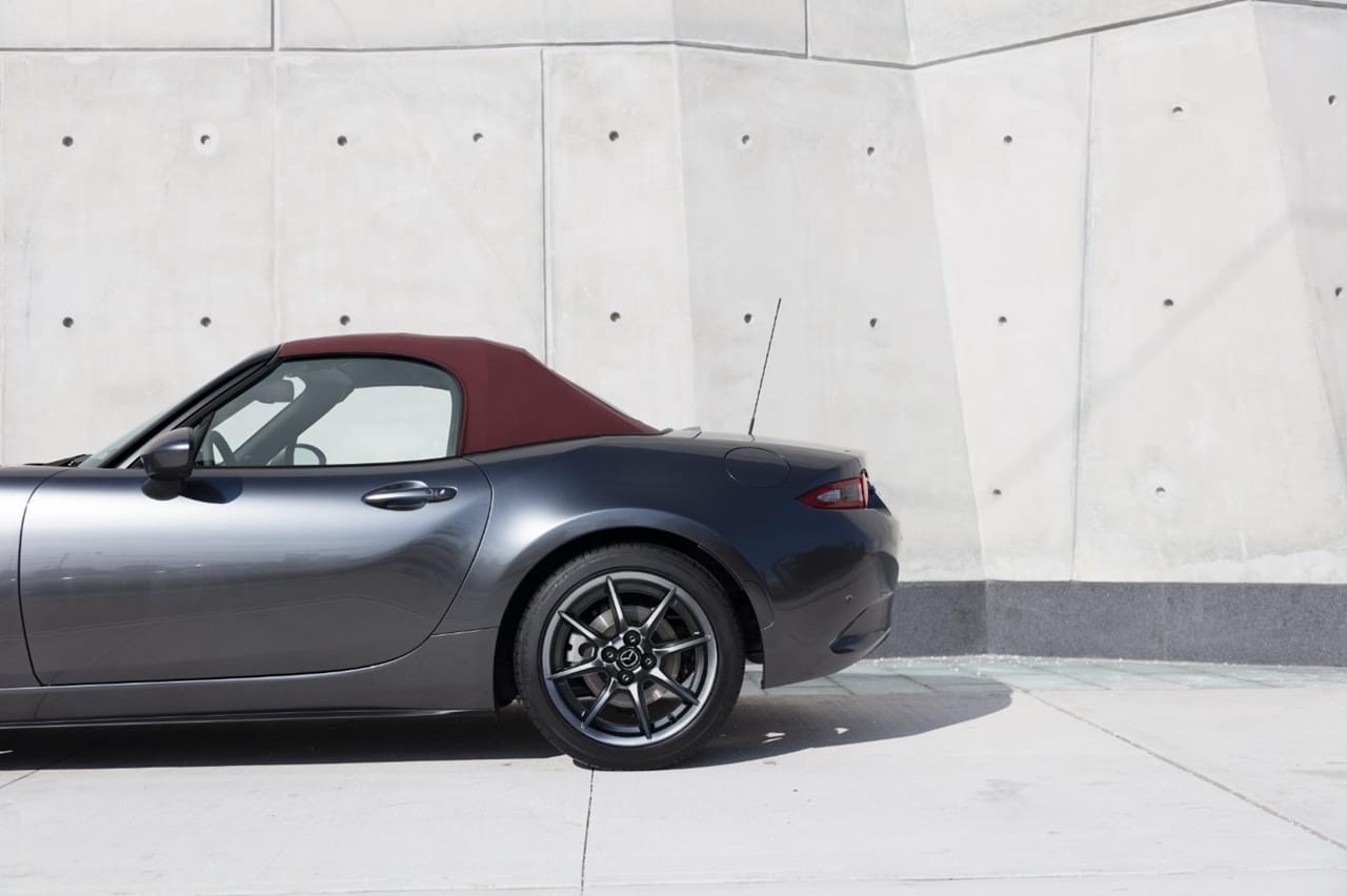 Te presentamos el Mazda MX-5 ST Red Heritage, la única versión con capota roja