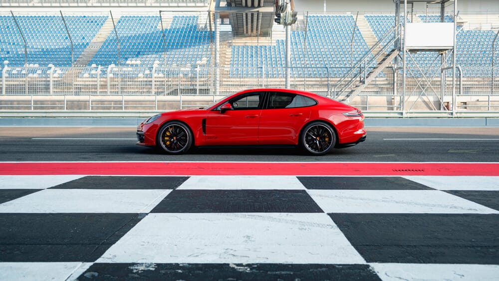 Porsche Panamera GTS, dos niños de buena familia