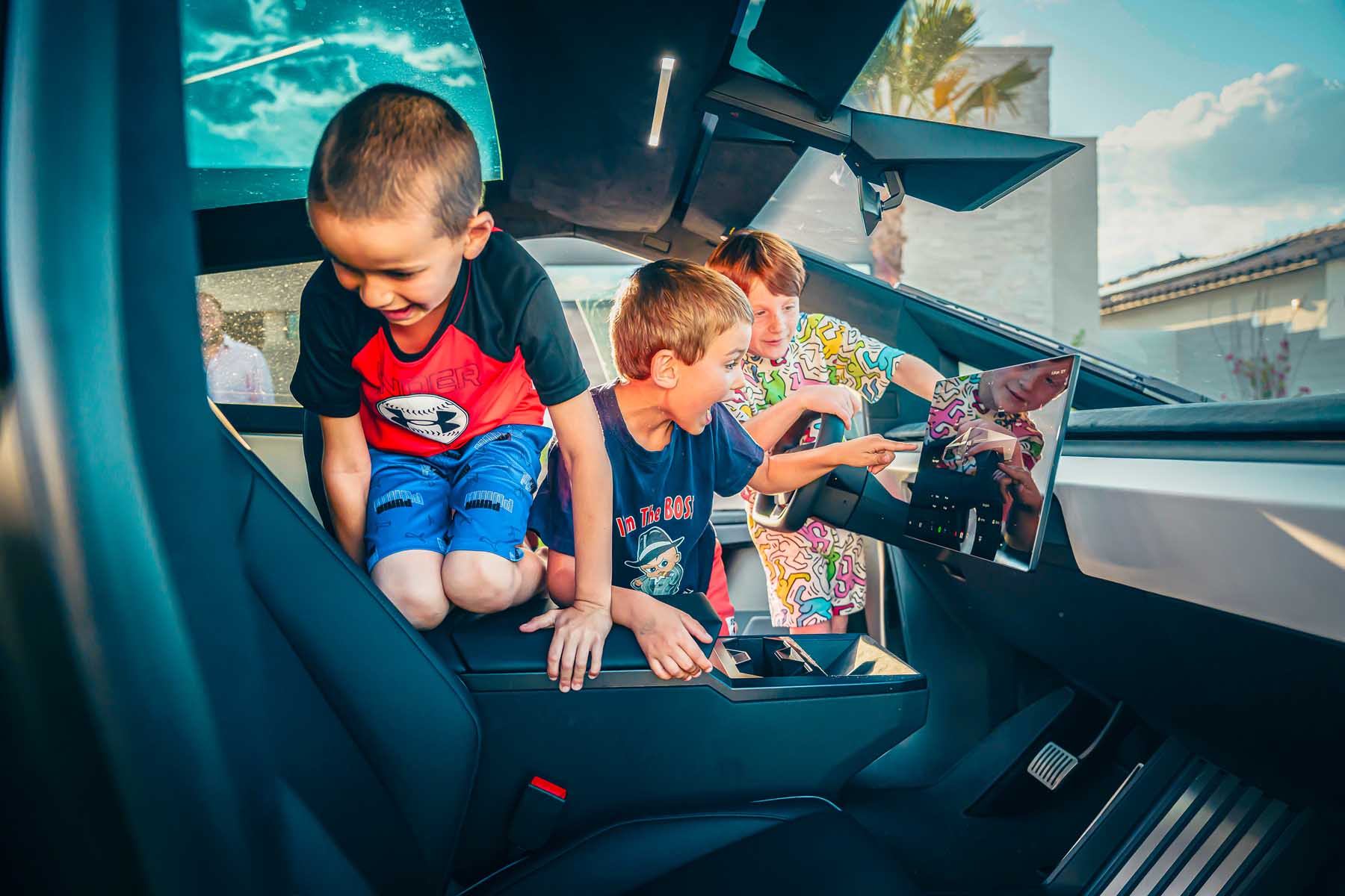 Niños en la cabina del Tesla Cybertruck