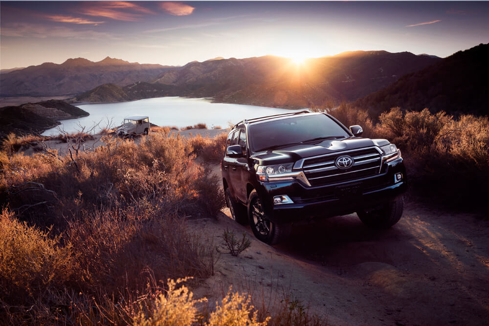 Toyota Land Cruiser Heritage Edition subiendo una trialera 