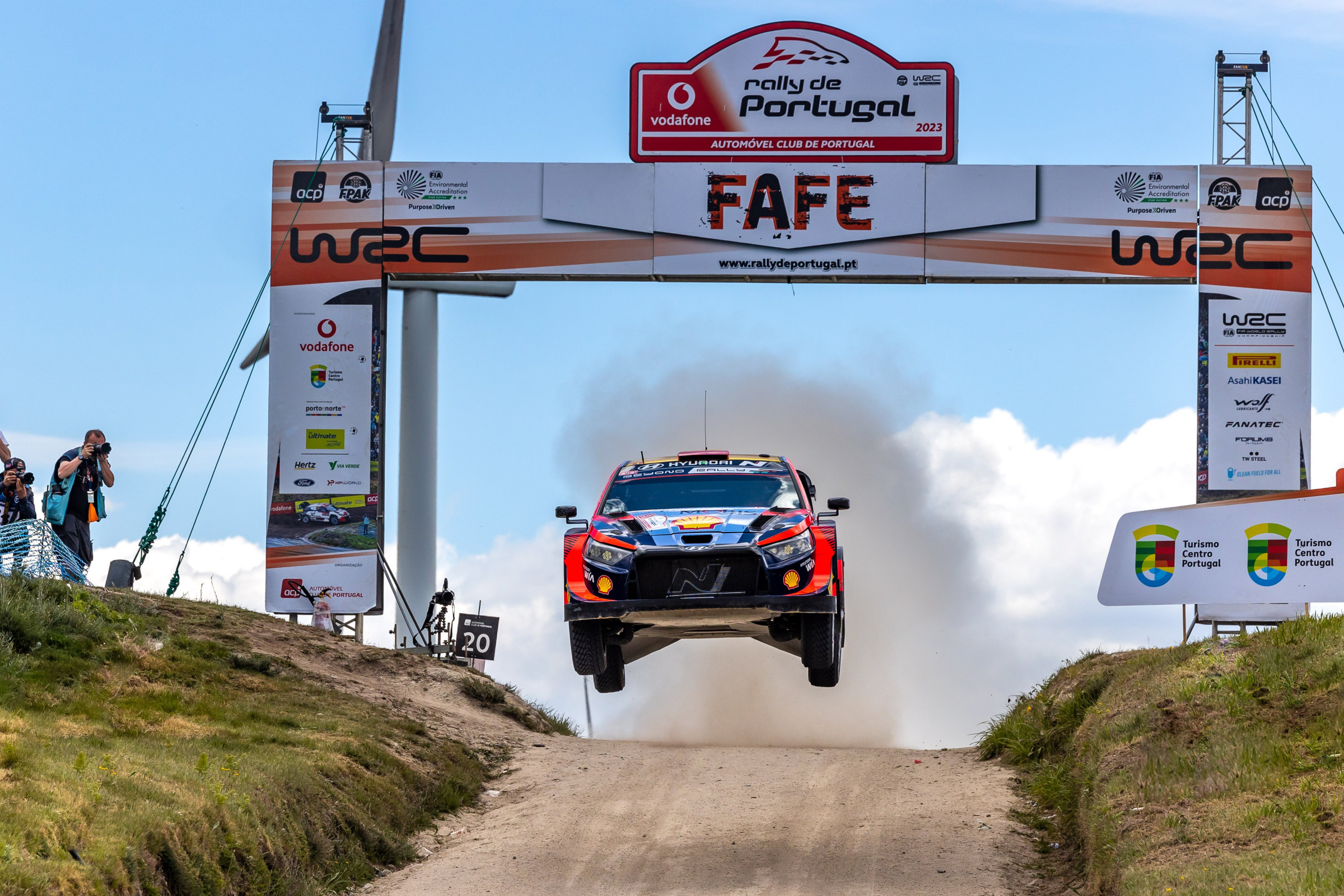 Hyundai i20 N Rally1 Hybrid volando pos los aires en el rally de Portugal